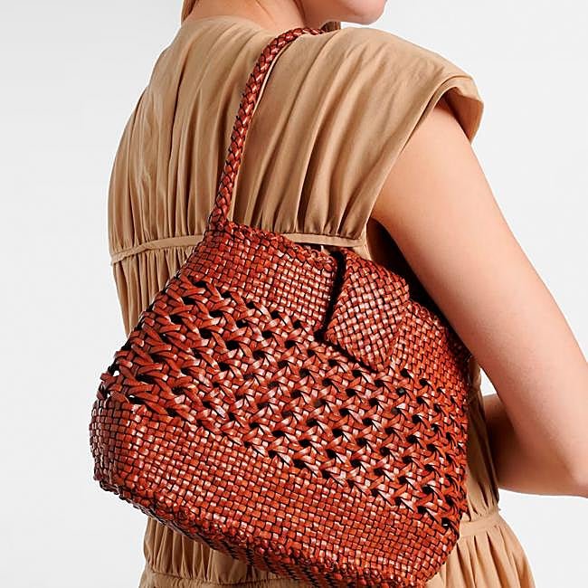 Bolso trenzado en marrón de Rixo.
