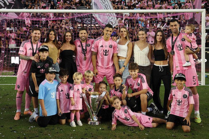 Junto a Jordi Alba, Luis Suárez, Sergio Busquets y sus familiares, con la MLS Cup 2025 