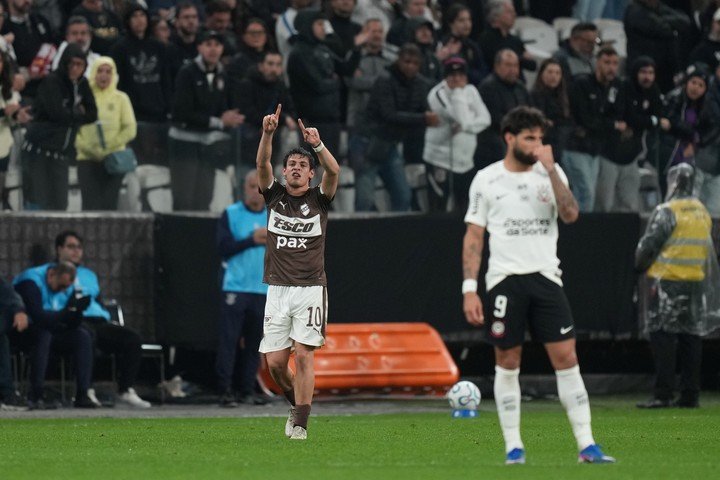 Con una gran definición, Zapiola selló el 2-0 (AP Photo/Andre Penner).