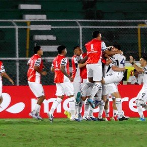 Independiente Rivadavia histórico: le ganó en el final a Bolívar y cerró la fase de grupos líder e invicto