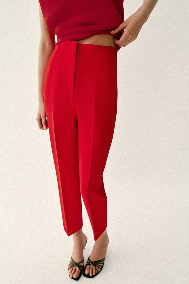 Pantalón rojo de Zara (25,95 euros)