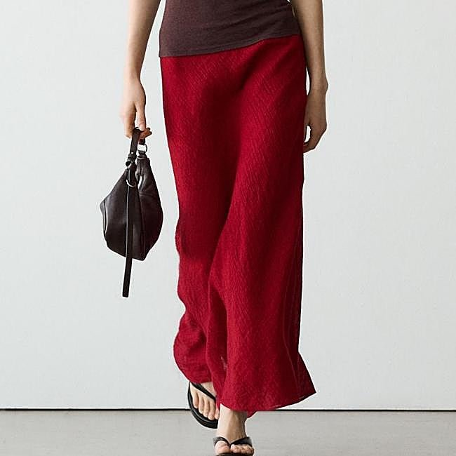 Falda roja de Massimo Dutti, 89,95 euros.