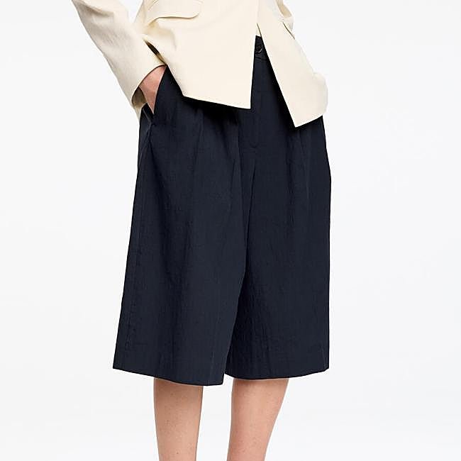 Bermudas azul marino de Arket, 79 euros.