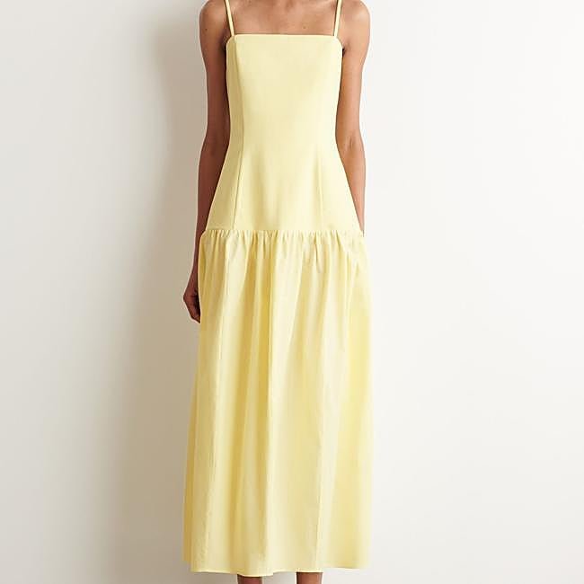 Vestido amarillo mantequilla de COS, 89 euros.