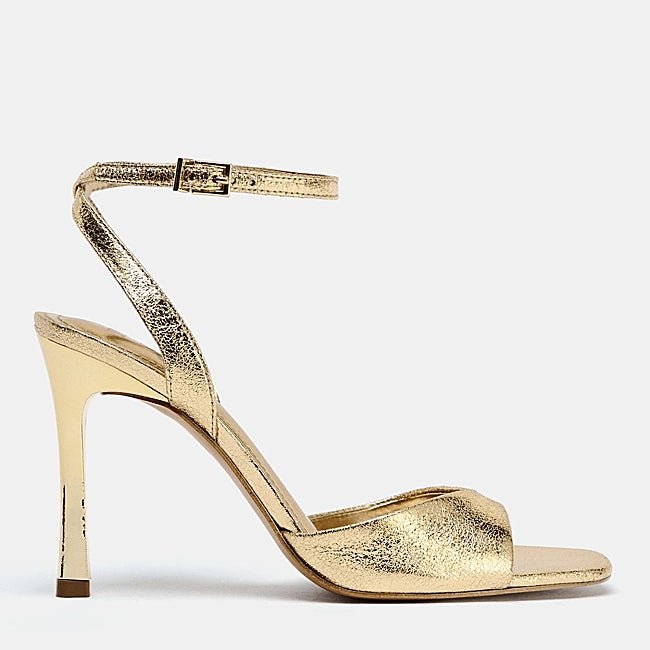 Sandalias doradas Zara (29,99 euros)