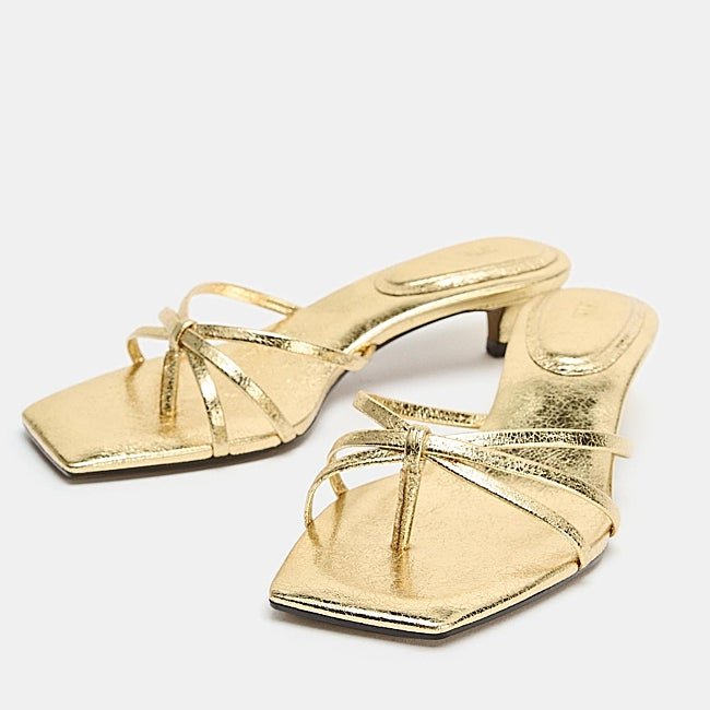Sandalias doradas de Zara (29,95 euros)