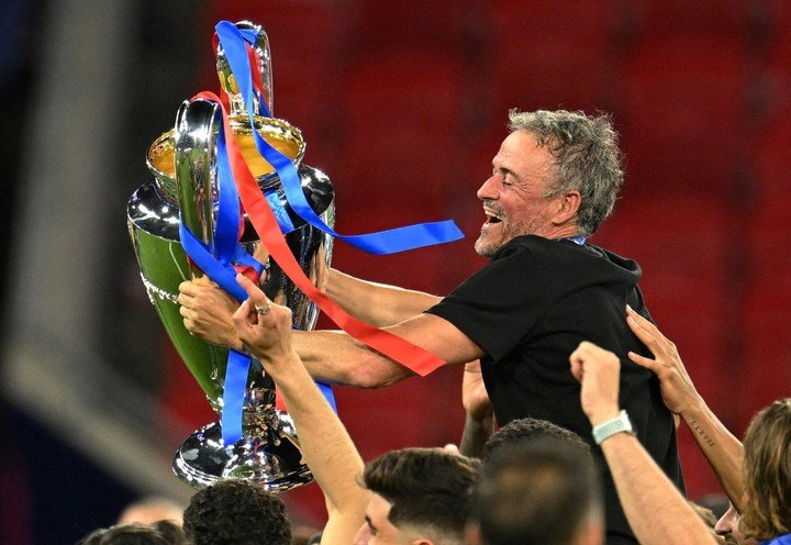 Luis Enrique con la Orejona. REUTERS/Angelika Warmuth 