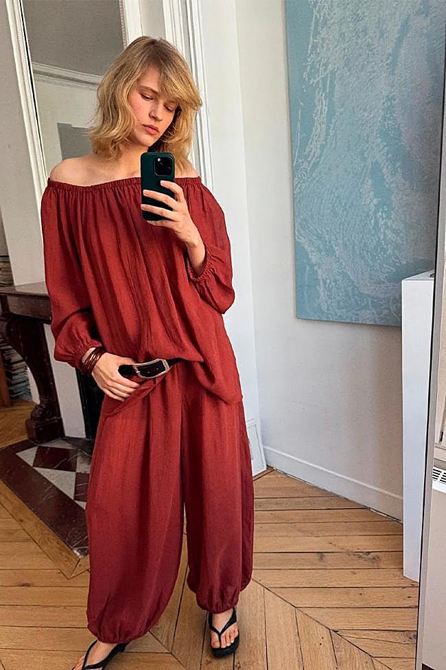 Aivita Muze con conjunto fluido en teja de Massimo Dutti.