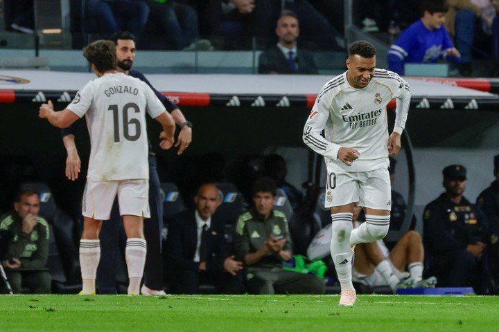 En su regreso post lesión, Mbappé fue silbado por el Bernabéu (EFE/Juanjo Martín).