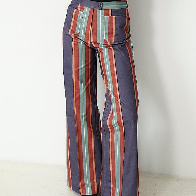 Pantalón de rayas multicolor de tiro alto de Maksu, 160 euros.