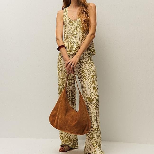 Conjunto estampado en tonos verdes de System Action: pantalón 49,95 euros y blusa 49,95 euros.