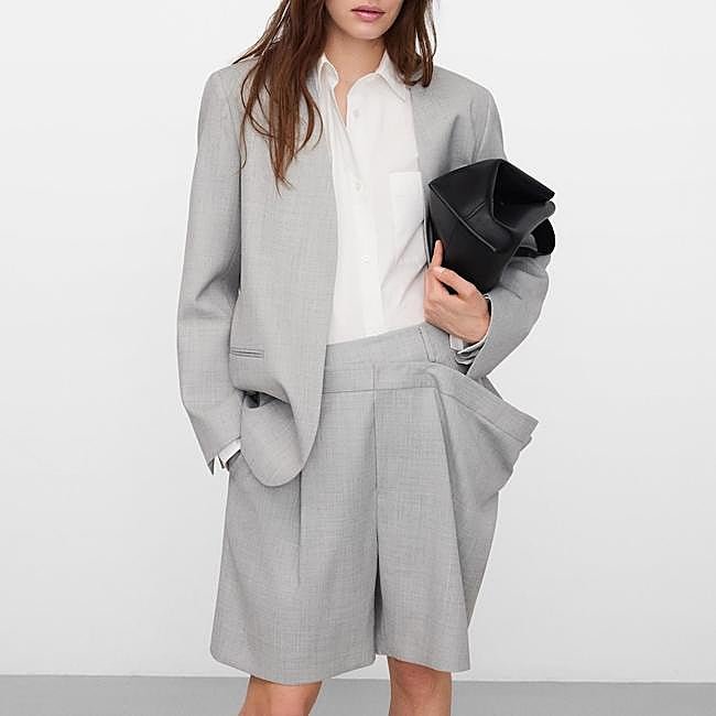 Traje con bermuda en gris claro de Adolfo Domínguez: bermuda 199 euros y blazer 299 euros.