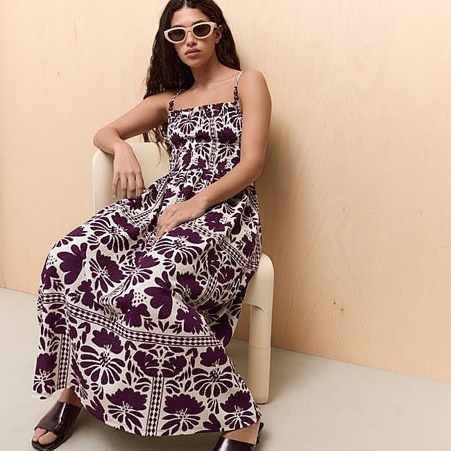 Vestido largo estampado en tonos oscuros de Easy Wear, 29,95 euros.