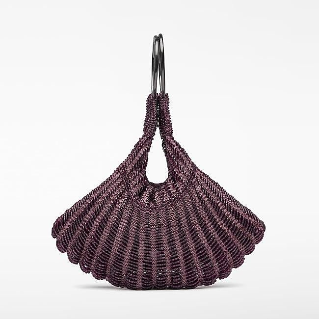 Bolso de punto en tono ciruela de Adolfo Domínguez, 104 euros.