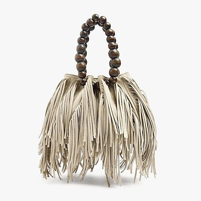 Bolso con flecos y cuentas de madera de Parfois, 35,99 euros.