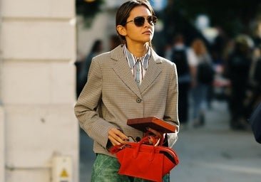 Ni bolso grande ni mini: el formato mediano y estructurado es el más elegante del momento