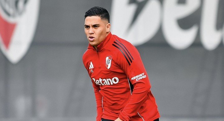 Juanfer Quintero se entrenó con el grupo este martes pero en las próximas horas volará a Colombia (Foto: prensa River).