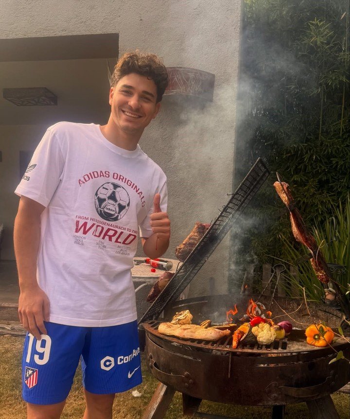 Julián Álvarez al lado de la parrilla.