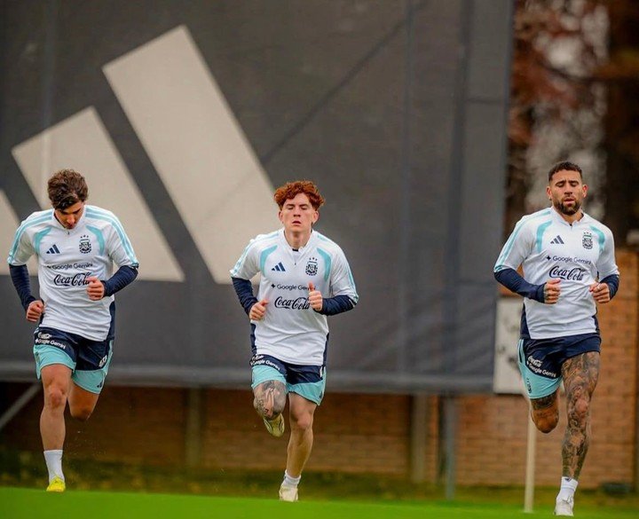 Julián, Barco y Otamendi trabajando en el predio de Ezeiza.