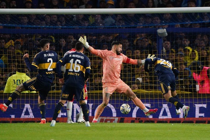 Romero descontó de cabeza (Foto: Emmanuel Fernández).