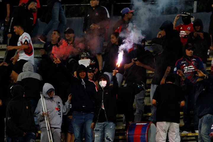 Hinchas del DIM prenden bengalas ante Flamengo.