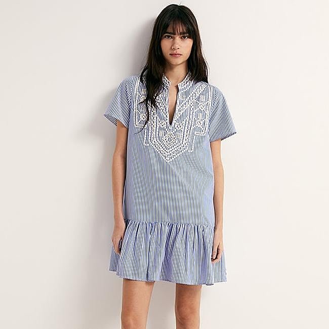 Vestido corto de rayas azules con bordados de Sfera, 23,99 euros.