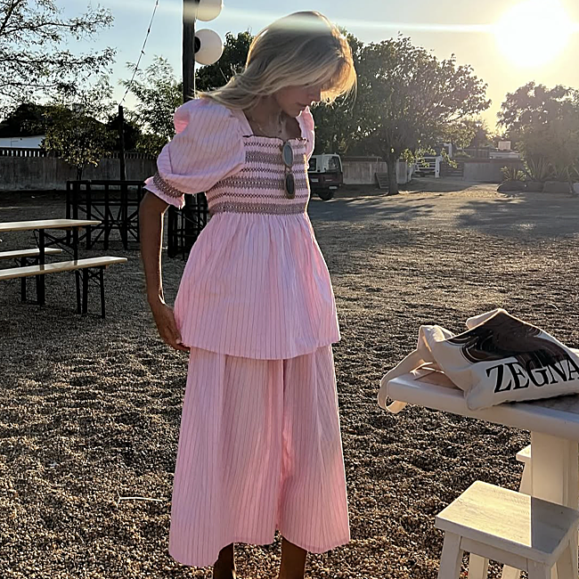 Conjunto en rosa con falda y top de rayas de Maràvic: falda 115 euros y top 125 euros.