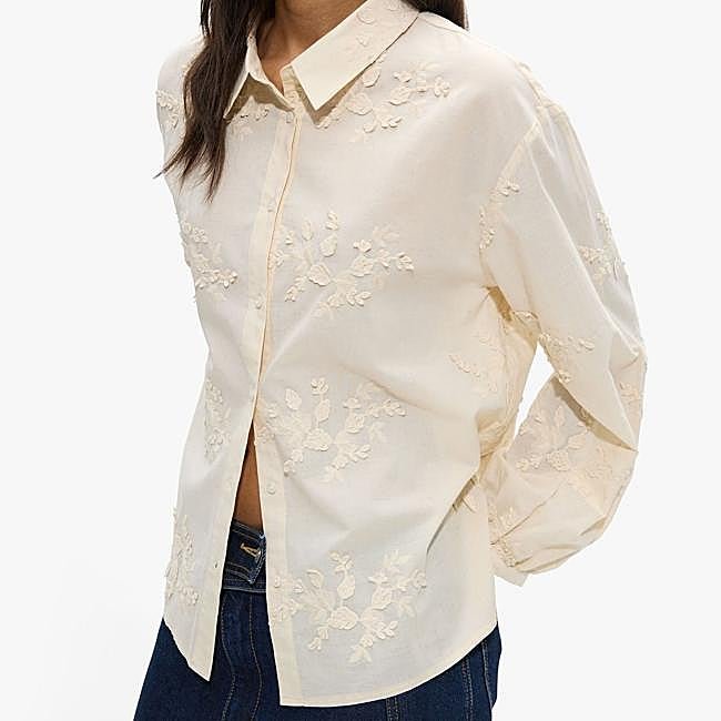 Blusa amarilla con bordados de Parfois, 32,99 euros.