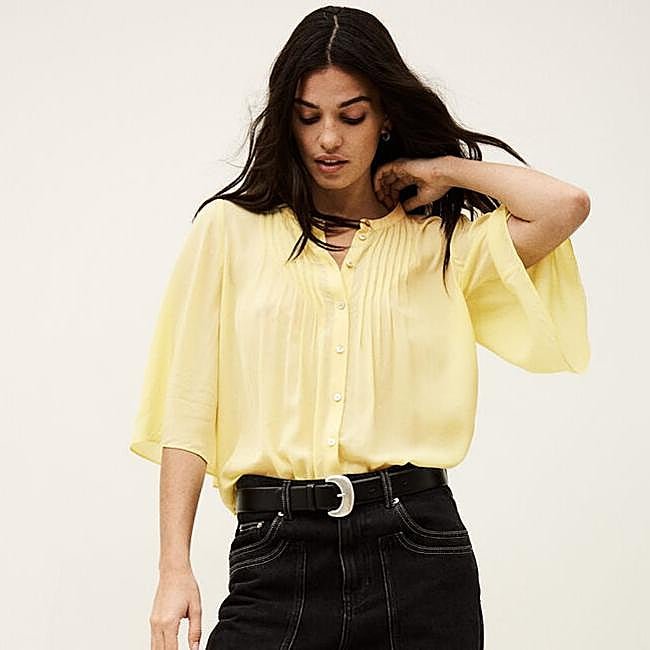 Blusa fluida amarilla con mangas amplias de ba&sh, 175 euros.