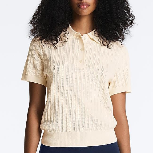 Polo de punto canalé amarillo claro de Oysho, 25,99 euros.