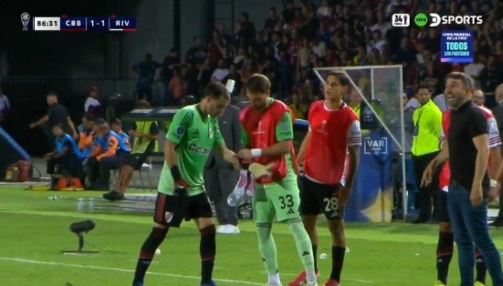 Matías Viña atajó en River por la expulsión de Beltrán (Imagen TV).