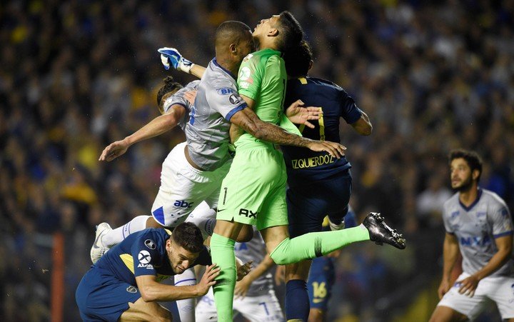 Dedé vio la roja por esta jugada: la Conmebol luego la anuló (AP).