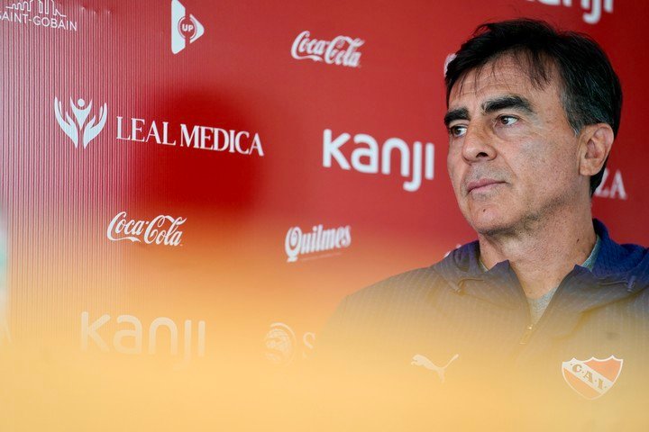 Gustavo Quinteros, entrenador de Independiente. (Foto: Maxi Failla)