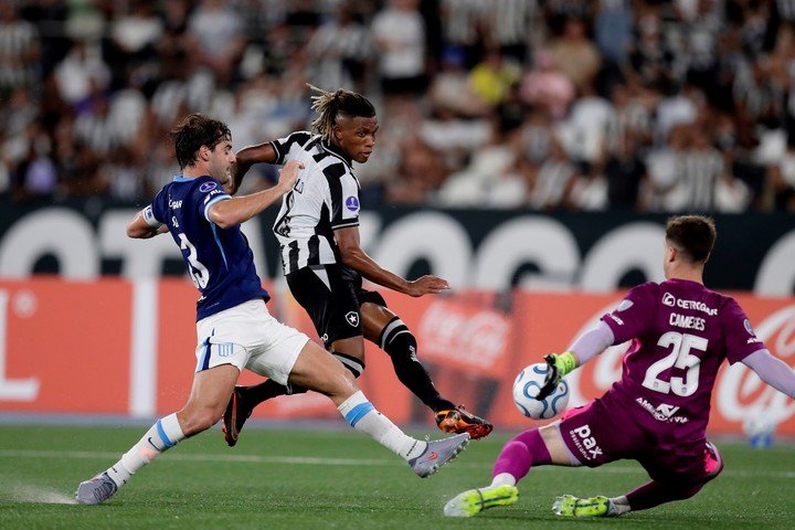 Santiago Sosa ante Botafogo. (Foto: AP)