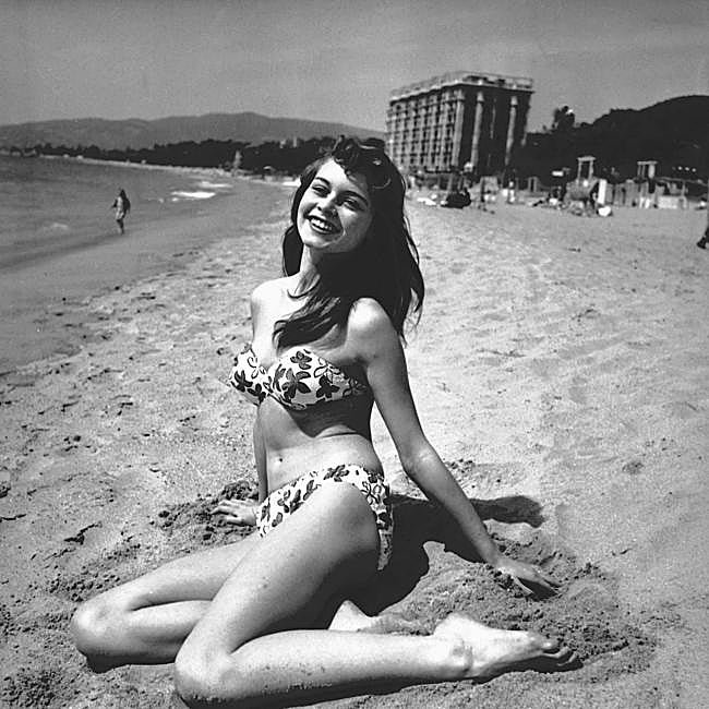 Briggitte Bardot, una de las primeras divas de los años 50 en popularizar el bikini
