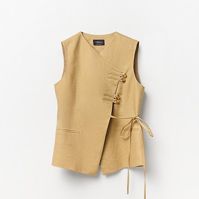 Chaleco beige estructurado de Sfera, 49,99 euros