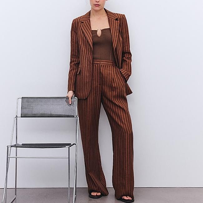 Traje de lino con raya diplomática de Trucco: pantalón 79,99 euros y blazer 130 euros.