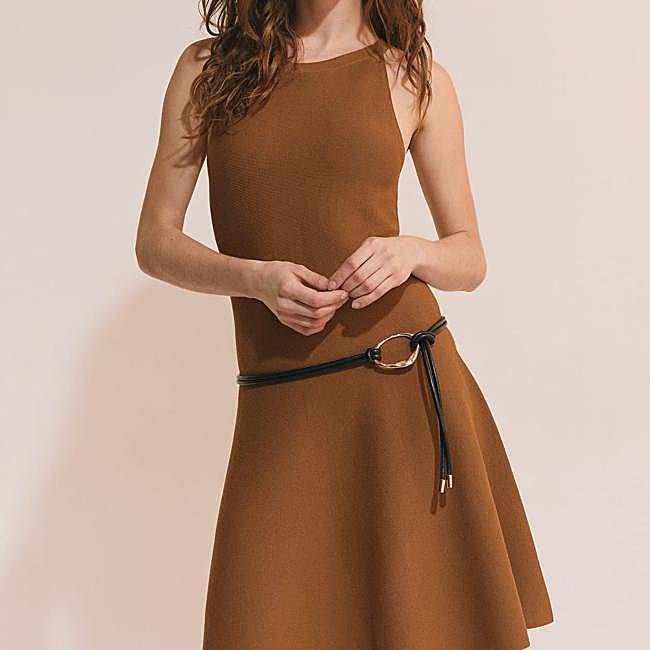 Vestido corto en tono marrón con cinturón de Etam, 49,99 euros.