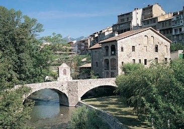 Este es el precioso pueblo medieval del Pirineo catalán a una hora de Barcelona donde parece que se ha parado el tiempo