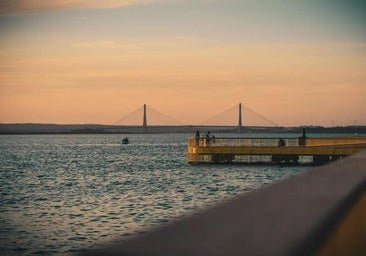 El pueblo costero de Huelva con alma portuguesa: playas de ensueño, dos culturas y un puente internacional