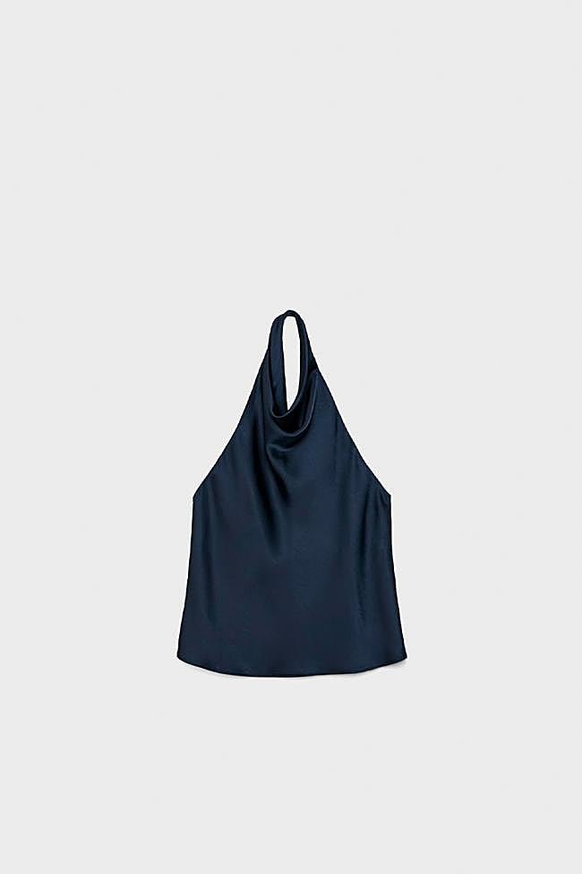 Top halter satinado en azul de Stradivarius.