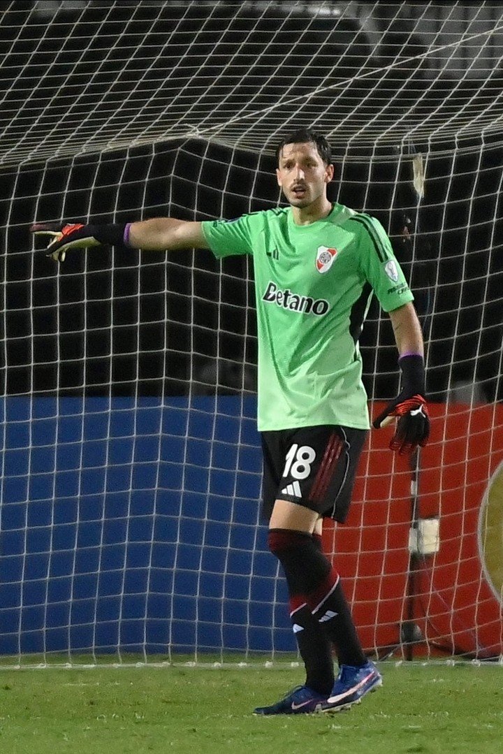 Matías Viña se puso los guantes tras la expulsión de Beltrán (Prensa River).