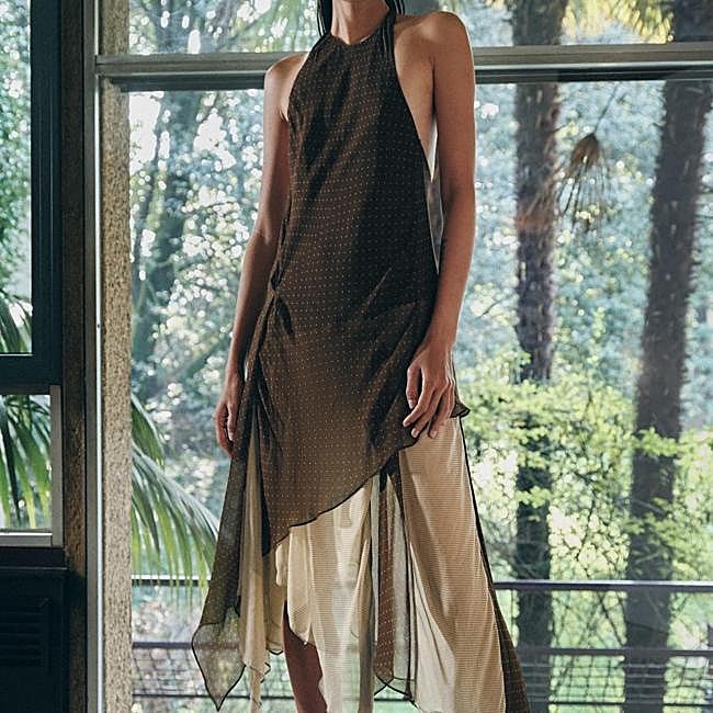 Vestido fluido de lunares de Zara, 89,95 euros.