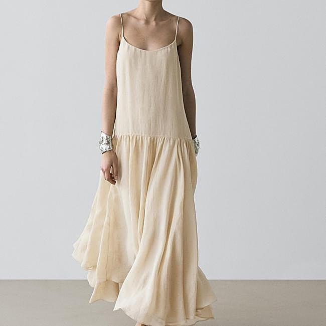 Vestido largo beige fluido de Massimo Dutti, 129 euros.