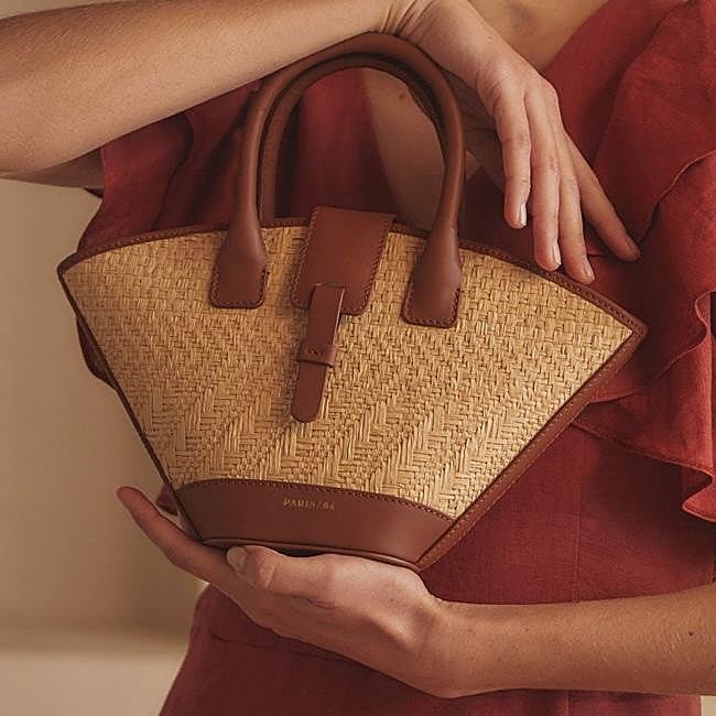 Minibolso con paneles de piel de Paris/64, 369 euros.