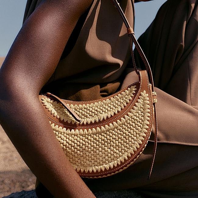 Bolso bandolera de Polène, 420 euros.