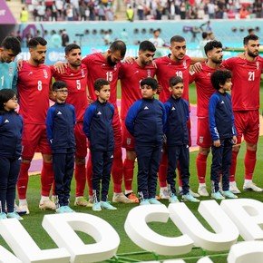 Cuando los futbolistas de Irán no cantaron su himno en Qatar 2022 y el reciente antecedente de la selección femenina