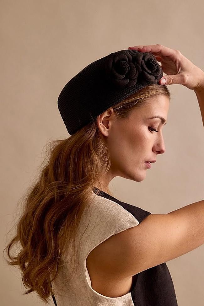 Casquete en marrón con detalle de flor de Marcela & Co.