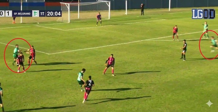 El pase va al jugador en círculo rojo que está sobre la derecha de la imagen. Solo se puede pensar que levantó la bandera por el jugador que está en círculo rojo sobre la izquierda.
