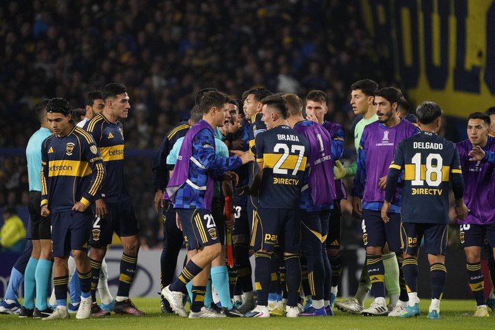 Los jugadores de Boca contra el referí Valenzuela (Fernando de la Orden). 